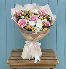 Букет цветов из:  Гвоздики, Орхидеи и Розы в Губастово