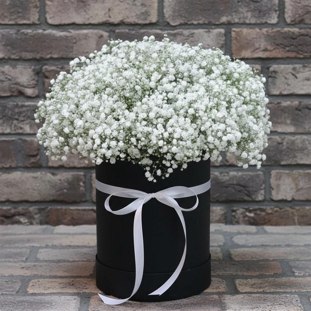 Цветочная композиция из Гипсофила в шляпной коробке в Губастово