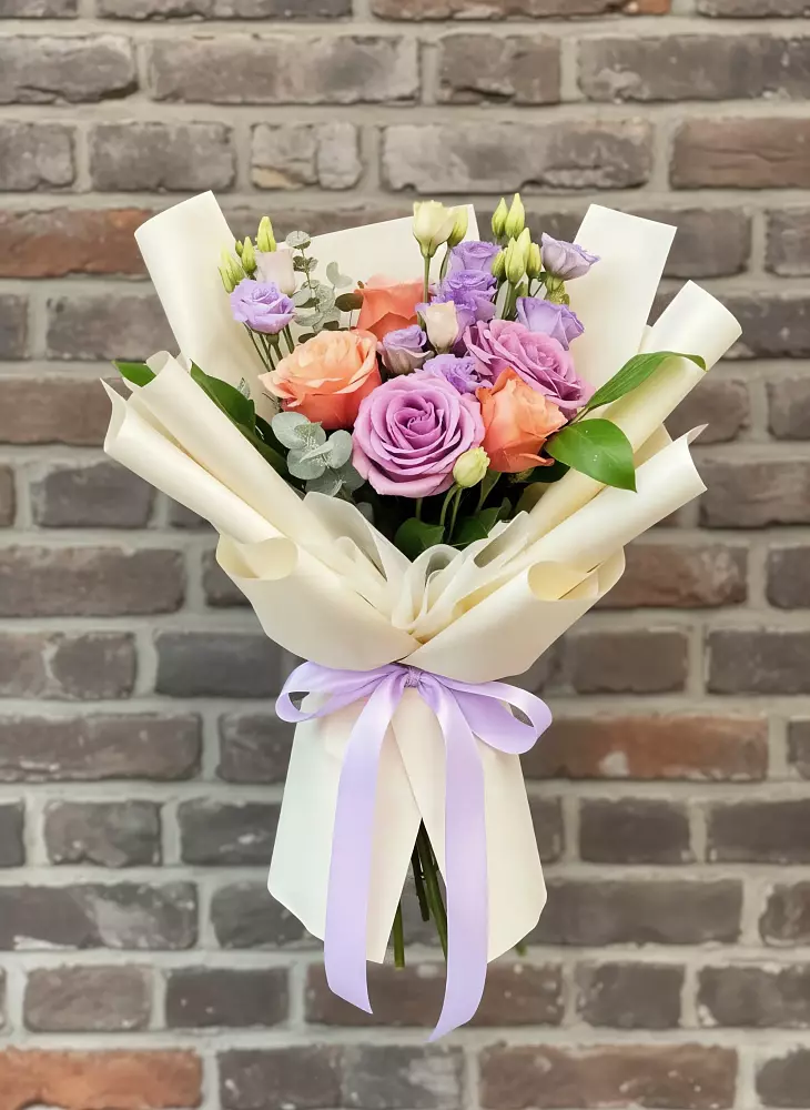 Букет цветов из: Лизиантусы и Розы в Губастово