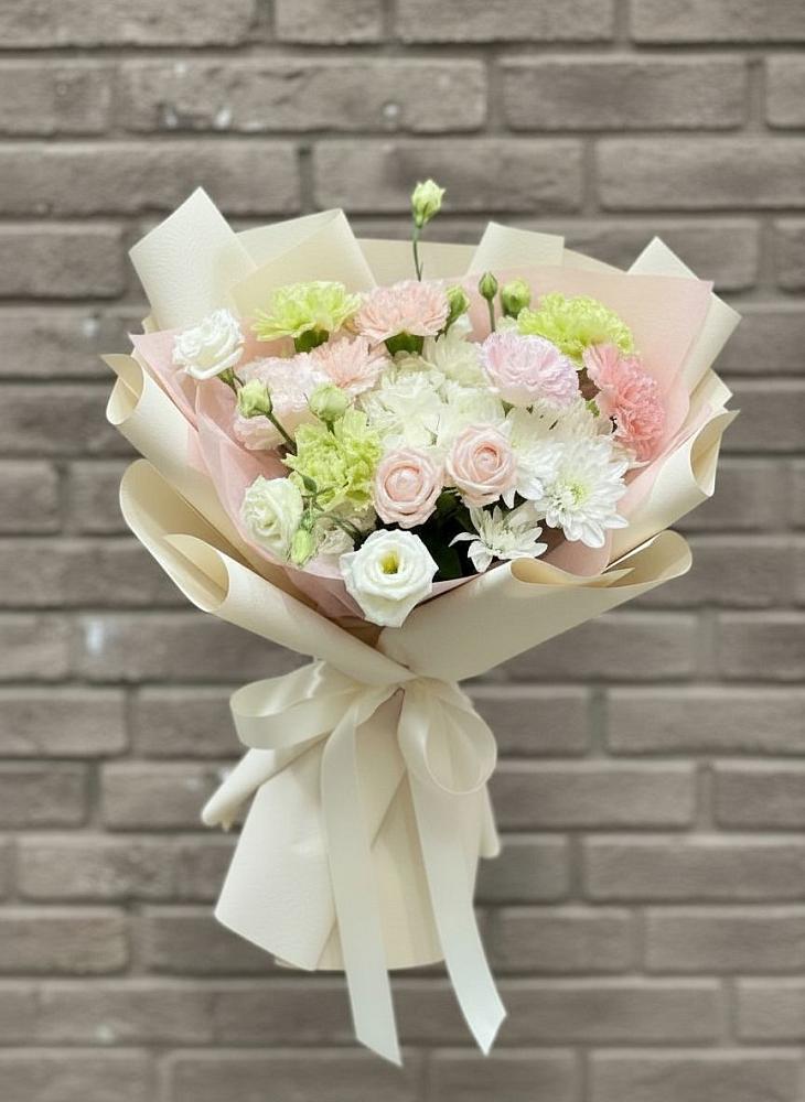 Букет цветов из: Гвоздики, Розы, Лизиантусы и Хризантемы в Губастово