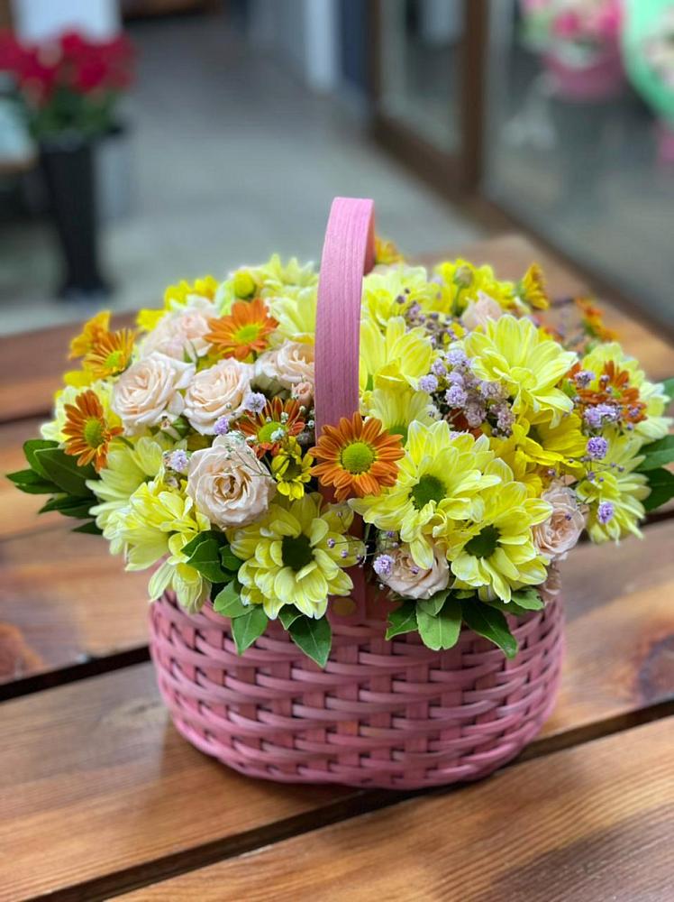 Цветочная композиция из Хризантемы и Розы в корзине в Губастово