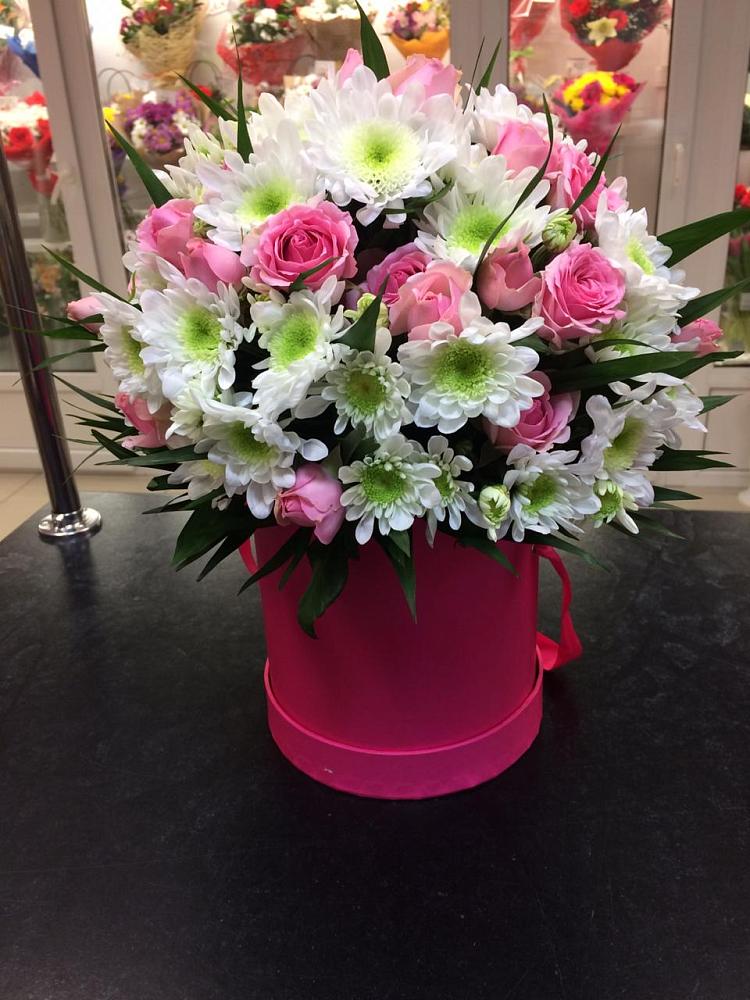 Цветочная композиция из Розы и Хризантемы в шляпной коробке в Губастово