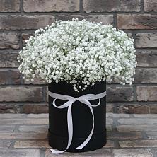 Цветочная композиция из Гипсофила в шляпной коробке в Губастово