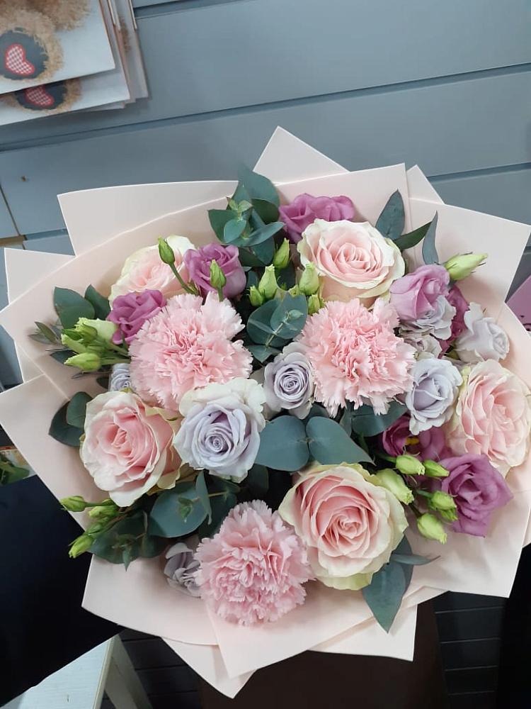 Букет цветов из: Розы, Гвоздики и Лизиантусы в Губастово